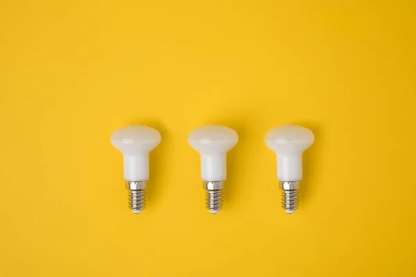 Vue de dessus de l'ensemble des lampes blanches isolées sur jaune — Photo de stock