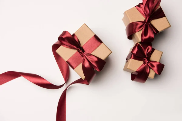 Vista superior de cajas de regalo arregladas con cintas rojas aisladas o blancas — Stock Photo