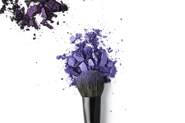 Pó cosmético roxo esmagado com escova isolada em branco — Fotografia de Stock