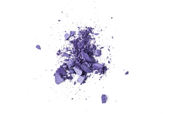 Zerquetschte lila kosmetische Lidschatten isoliert auf weiß — Stockfoto