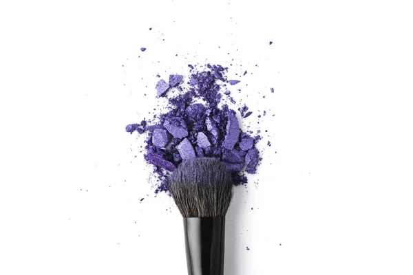 Draufsicht auf Kosmetikpinsel mit violettem Puder isoliert auf weiß — Stockfoto