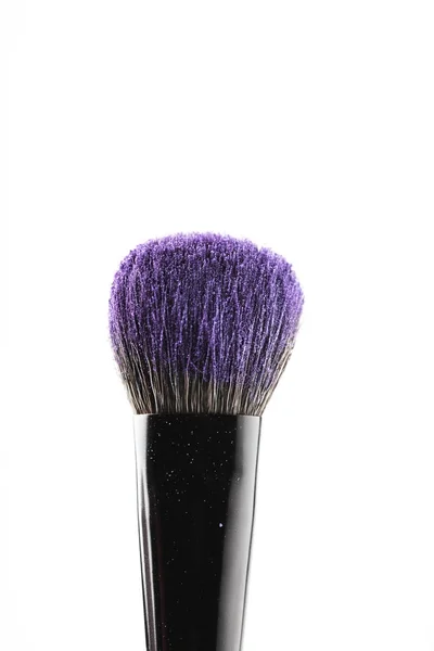 Polvo cosmético púrpura en cepillo de maquillaje aislado en blanco - foto de stock