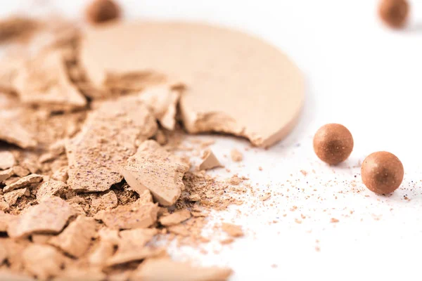 Gros plan de poudre cosmétique fissurée isolée sur blanc — Photo de stock