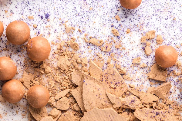 Close-up shot of crushed cosmetic powder on white table — Stock Photo
