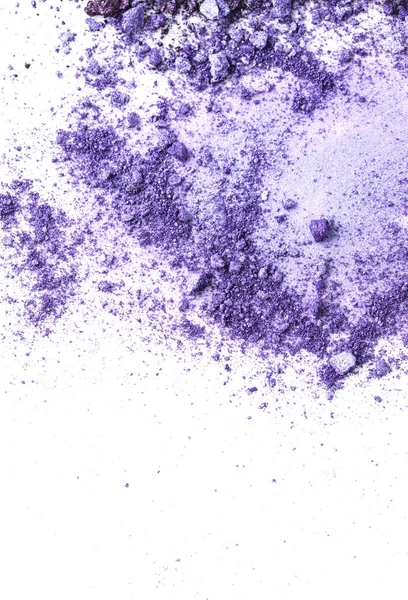 Vista superior de sombras de ojos cosméticos púrpura derramada sobre la mesa aislada en blanco - foto de stock