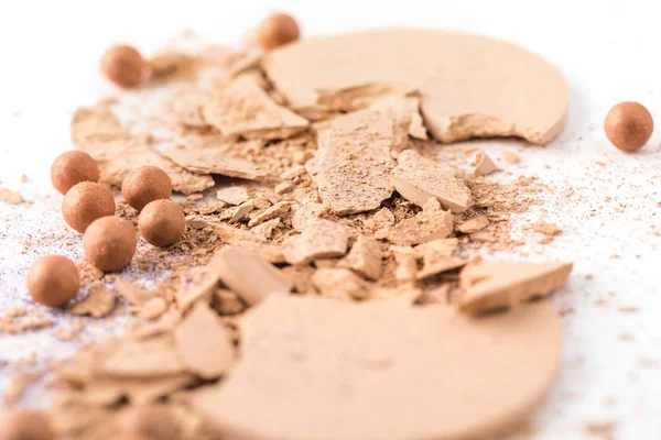 Gros plan de poudre cosmétique broyée sur la surface blanche — Photo de stock