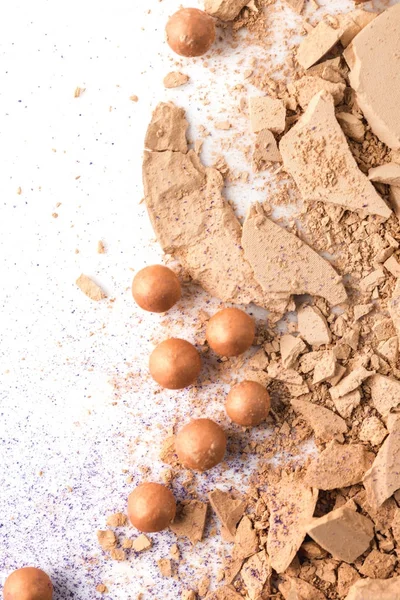 Vue de dessus de la poudre cosmétique concassée sur blanc — Photo de stock