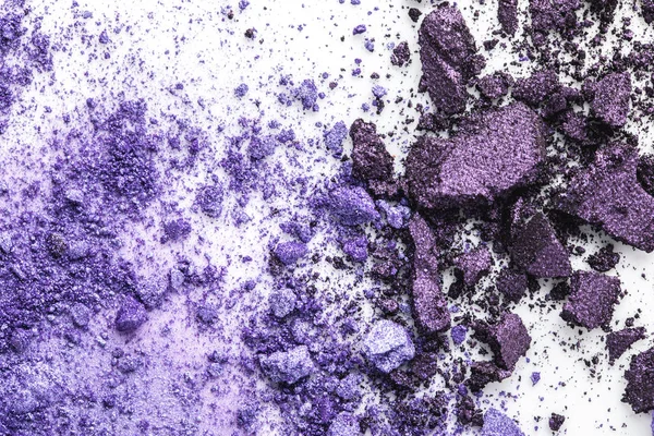 Draufsicht auf zerkleinerte lila kosmetische Lidschatten — Stockfoto