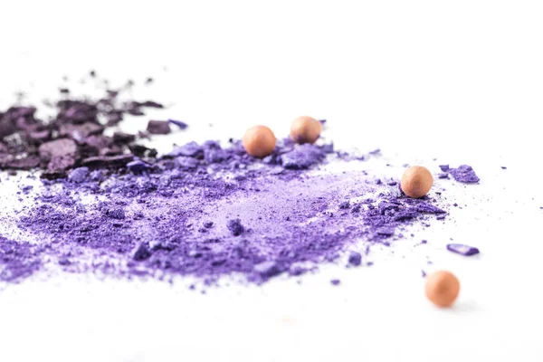 Ombres à paupières cosmétiques pourpres et nues renversées sur une surface blanche — Photo de stock