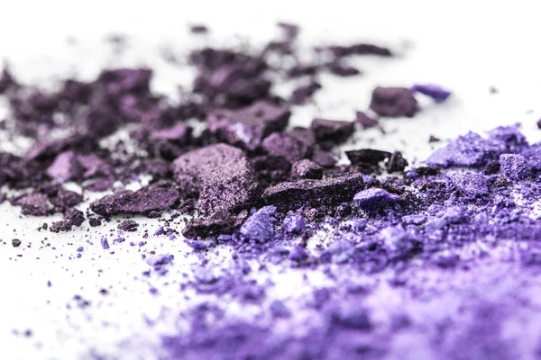 Ombres à paupières cosmétiques violettes broyées sur surface blanche — Photo de stock