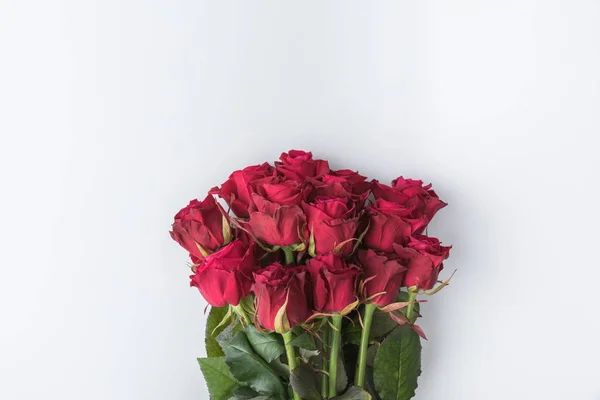 Draufsicht auf Strauß roter Rosen isoliert auf weißem Grund — Stockfoto
