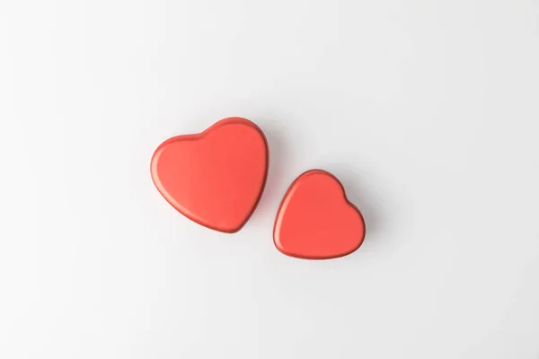 Top view of arranged red hearts isolated on white — Stock Photo