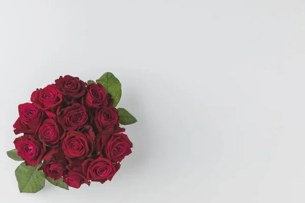 Vista superior del ramo de rosas rojas aisladas en blanco - foto de stock