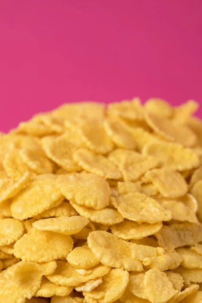 Selective focus of sweet tasty corn flakes isolated on pink — Stock Photo