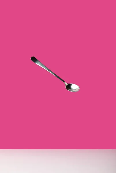 Vista de cerca de una sola cuchara vacía aislada en rosa - foto de stock