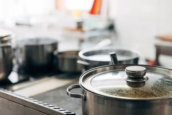 Primer plano tiro de sartenes de salsa en la cocina del restaurante - foto de stock