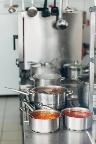 Vária sopa que cozinha em panelas de molho na cozinha de restaurante — Fotografia de Stock