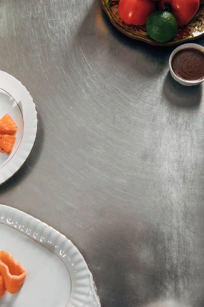 Draufsicht auf den Tisch mit Zutaten in der Restaurantküche — Stockfoto