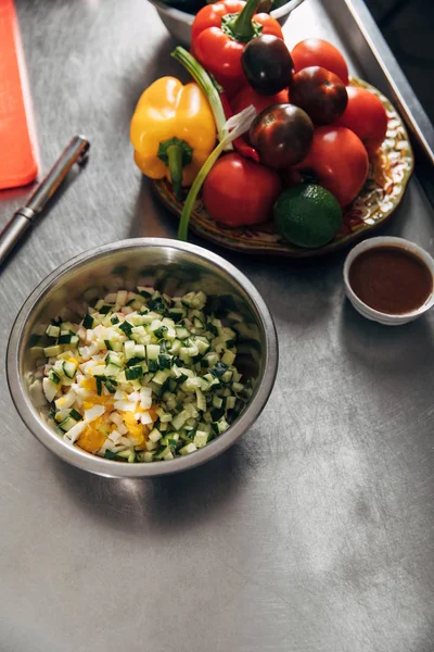 Ensalada fresca y plato de verduras en la cocina del restaurante - foto de stock