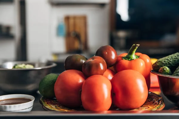 Varias verduras frescas en la mesa en la cocina del restaurante - foto de stock