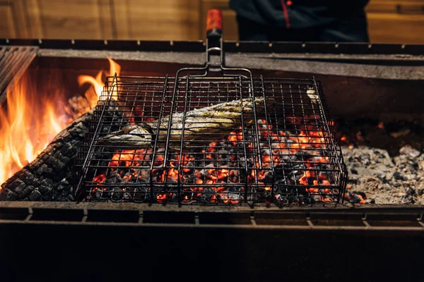 Poisson dans le grill bar cuisson sur barbecue — Photo de stock