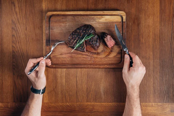 Steak grillé moyen rare sur planche de bois — Photo de stock