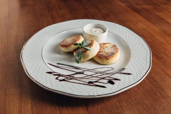 Deliciosos panqueques de requesón en plato blanco - foto de stock