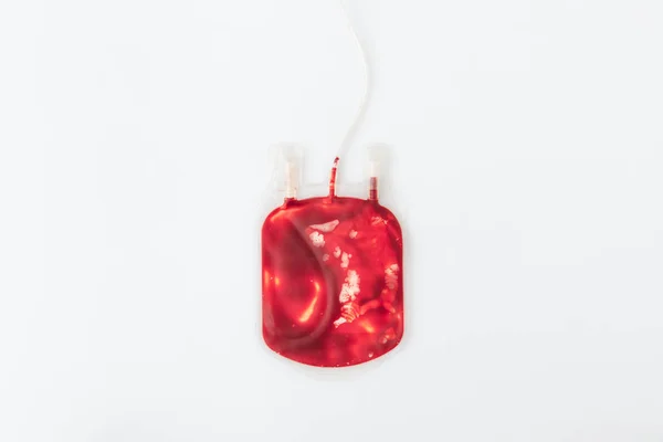 Paquet avec du sang pour transfusion isolé sur fond blanc — Photo de stock