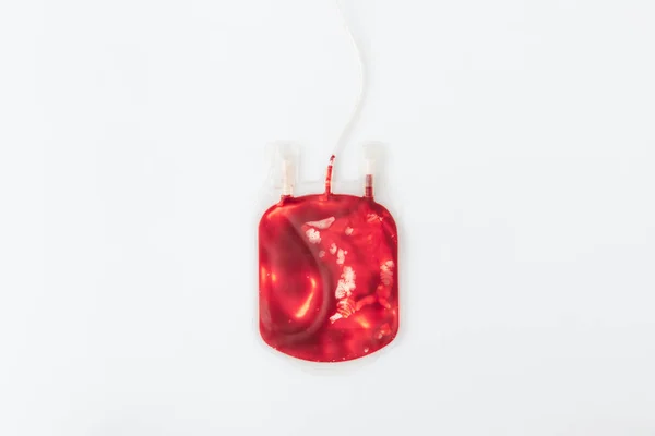 Confezione con sangue per trasfusione isolato su fondo bianco — Foto stock