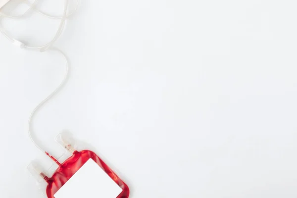 Paquet avec du sang pour transfusion isolé sur fond blanc — Photo de stock