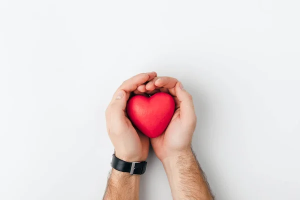 Vista superior das mãos com relógio de pulso segurando coração vermelho isolado no fundo branco — Fotografia de Stock
