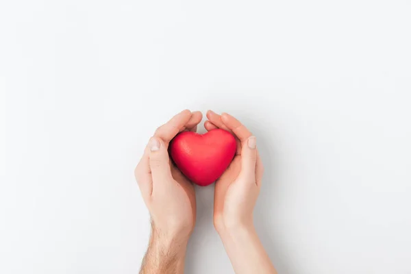 Верхний вид рук с красным сердцем на белом фоне — стоковое фото