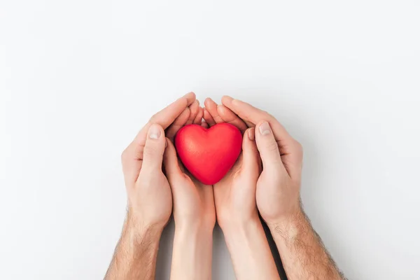 Abgeschnittene Ansicht der Hände mit rotem Herz auf weißem Hintergrund — Stockfoto