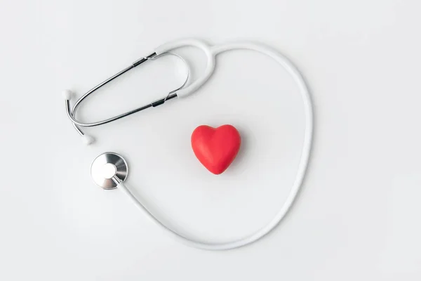 Stéthoscope avec coeur rouge posé isolé sur fond blanc — Photo de stock