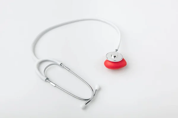 Stéthoscope avec coeur rouge posé isolé sur fond blanc — Photo de stock