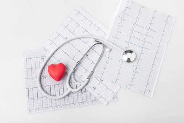 Estetoscópio, cardiograma e coração vermelho isolados sobre fundo branco — Fotografia de Stock