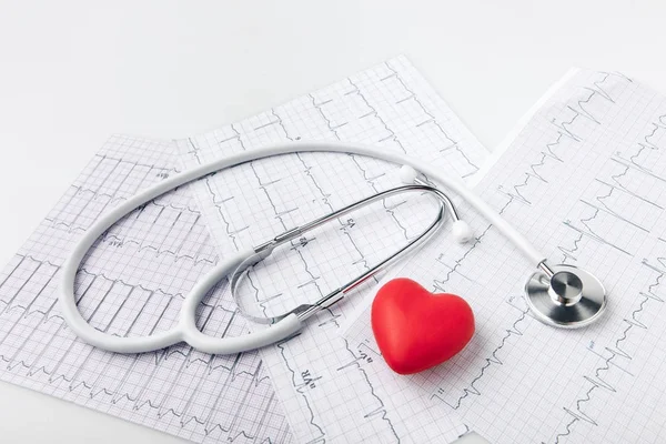 Estetoscópio, cardiograma e coração vermelho isolados sobre fundo branco — Fotografia de Stock