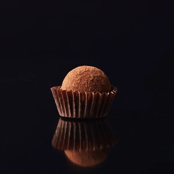 Vista da vicino della caramella al tartufo dolce sul nero — Foto stock