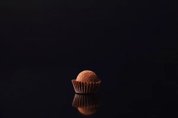 Vista de cerca de dulces de trufa dulce en negro - foto de stock