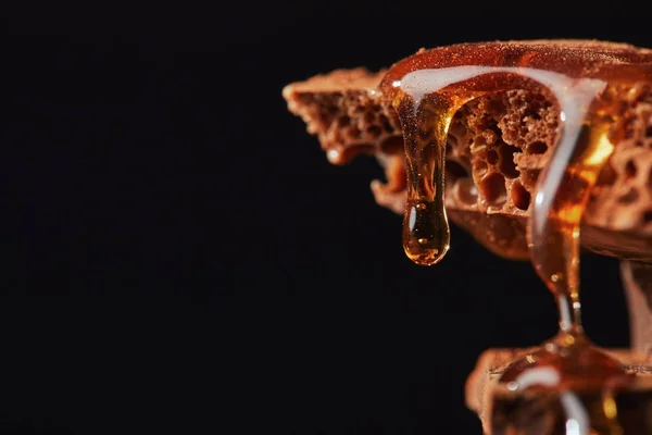 Vue rapprochée du caramel sur des barres de chocolat tas isolé sur noir — Photo de stock