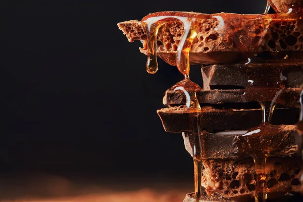 Primer plano vista de caramelo en barras de chocolate montón aislado en negro - foto de stock