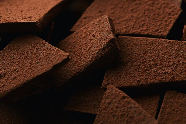 Vista de perto de montão de barras de chocolate em pó de cacau — Fotografia de Stock