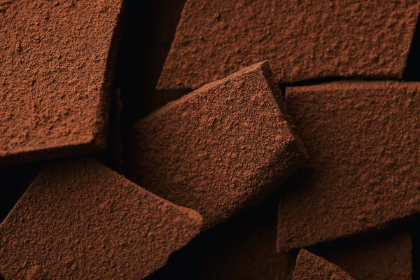 Vista de perto de montão de barras de chocolate em pó de cacau — Fotografia de Stock