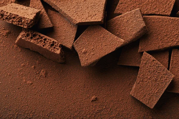 Vista de perto de montão de barras de chocolate em pó de cacau — Fotografia de Stock