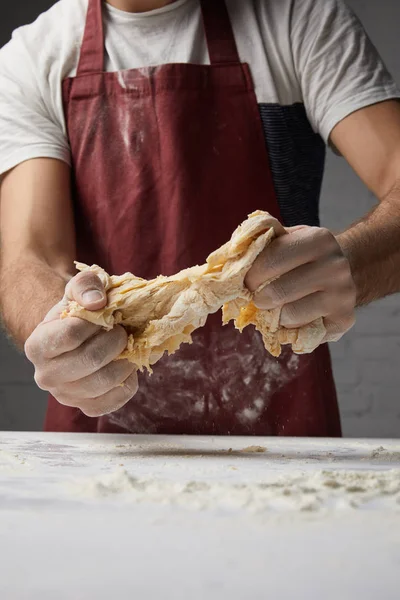 Immagine ritagliata dello chef che prepara la pasta — Foto stock