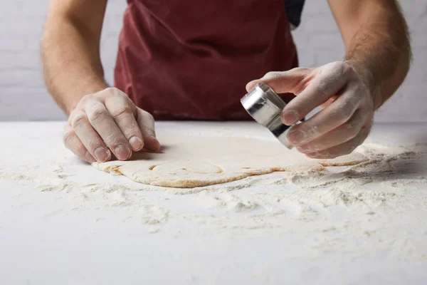 Imagem cortada do chef preparando biscoitos em forma de coração com molde de massa, conceito dia dos namorados — Fotografia de Stock