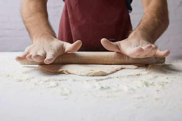 Imagem cortada do chef massa rolante com rolo de rolo — Fotografia de Stock