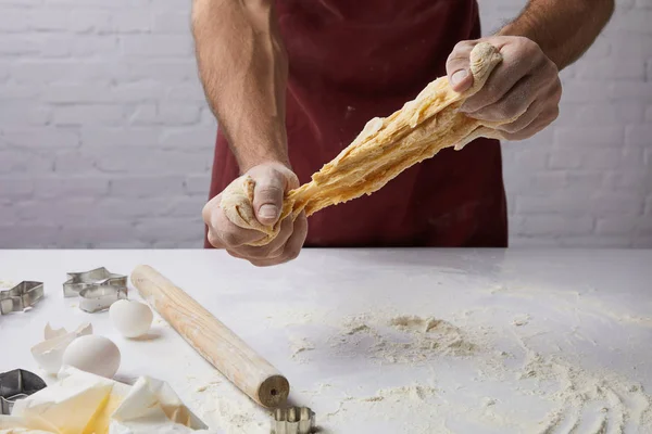 Abgeschnittenes Bild vom Koch, der Teig zubereitet — Stockfoto