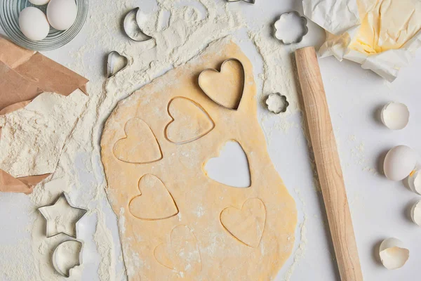 Vue du haut de la préparation de biscuits en forme de coeur, concept de Saint-Valentin — Photo de stock