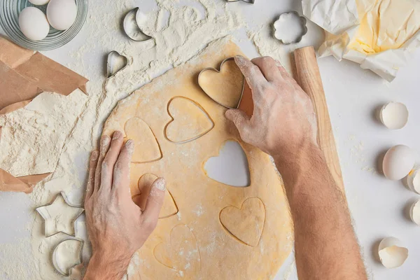 Image recadrée du chef préparant des biscuits en forme de coeur, concept de Saint-Valentin — Photo de stock